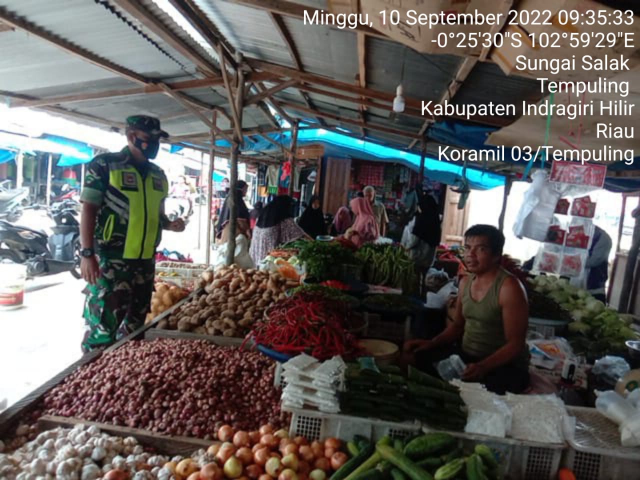 Pantau Situasi Pasar Tradisional, Babinsa Koramil 03/Tempuling Komsos Dengan Pembeli Dan Pedagang Cabe