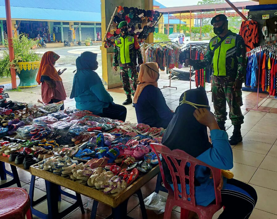 Babinsa Koramil 03/Siak Operasi Protokol Kesehatan di Pasar Raya Belantik