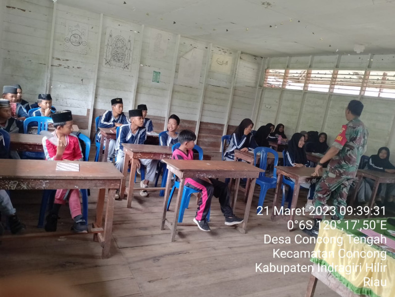 Babinsa Koramil 04/Kuindra Berikan Motivasi Kepada Anak-anak Sekolah MTS Al Huda