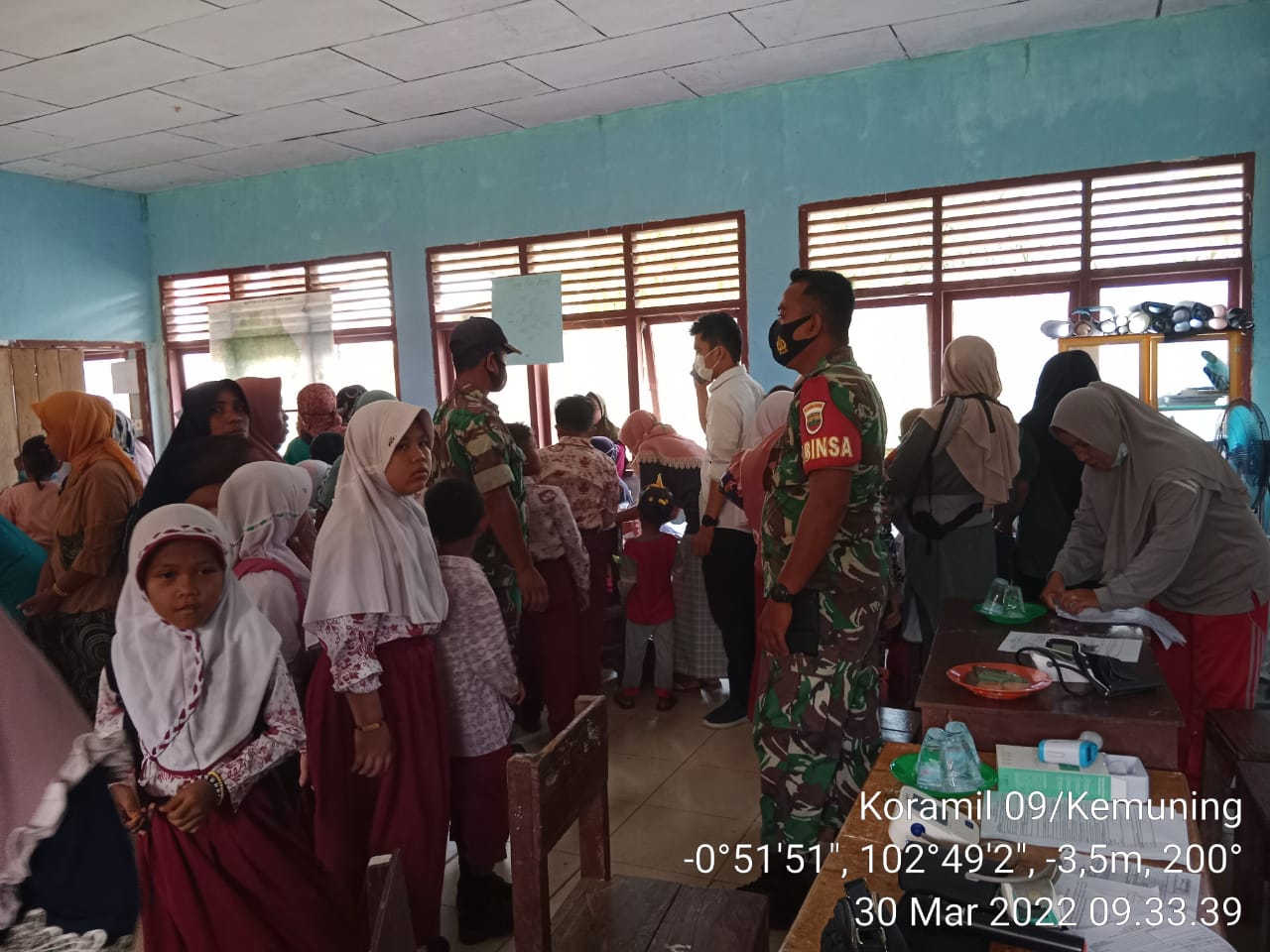 Babinsa Koramil 09/Kemuning Lakukan Serbuan Vaksin Bagi Siswa Sekolah Dasar