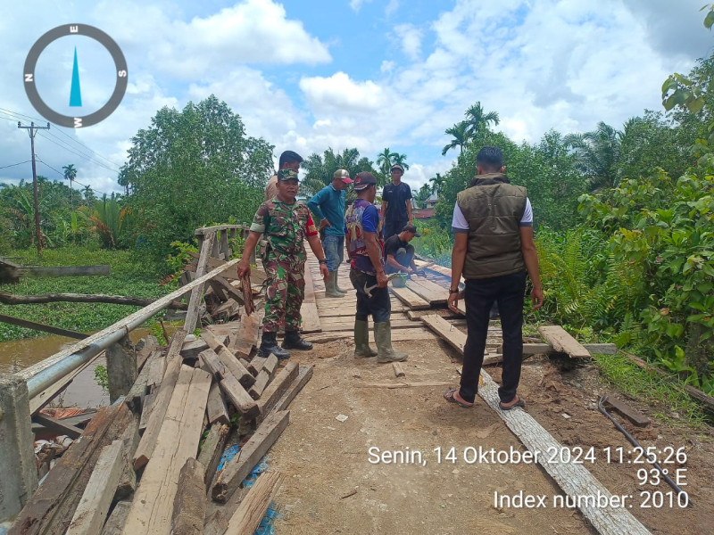 Kompak Bersama Masyarakat, Babinsa Koramil 03/Tpl Ikut Gotong Royong Perbaikan Jembatan