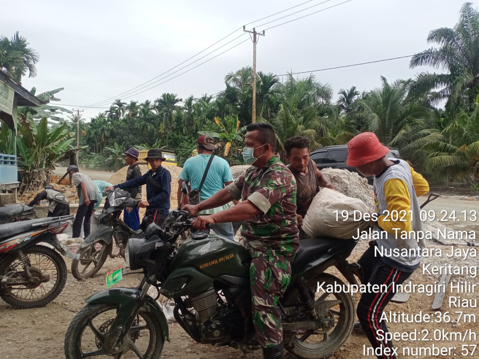 Pelda Poniman Goro Timbun Jalan yang Berlubang