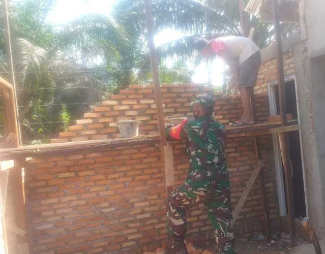 Bantu Kesulitan Rakyat Babinsa ikut Membantu Bangun Rumah Warga