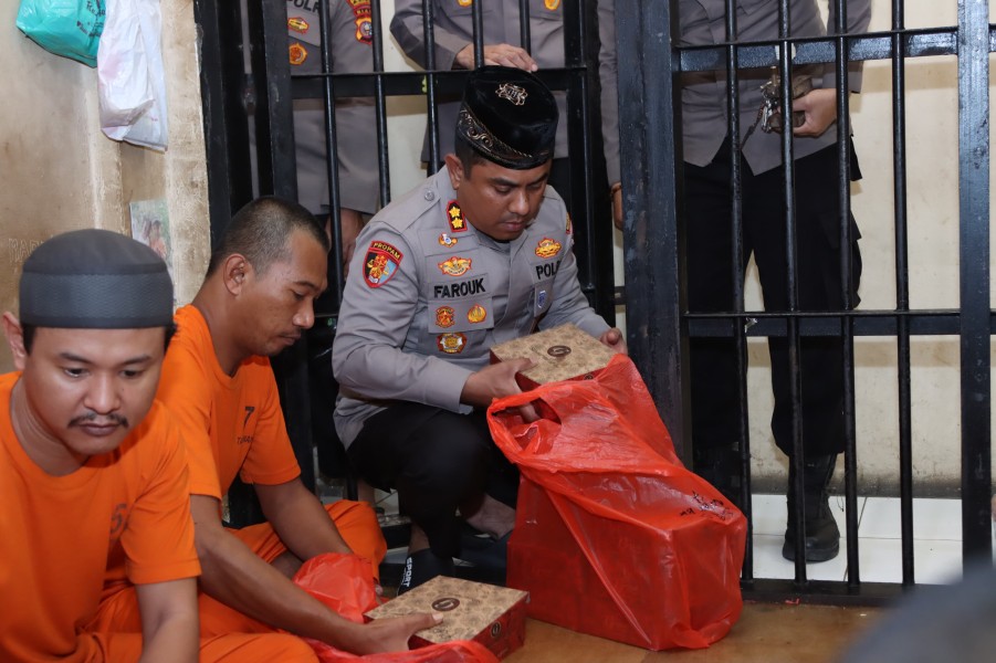 Kapolres Indragiri Hilir Bagikan Makanan kepada Tahanan dalam Program 'Jumat Berkah' Kapolres Indragiri Hilir Bagikan Makanan kepada Tahanan dalam Program 'Jumat Berkah'