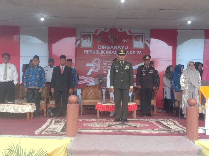 Danramil 04/Kdr Kapten Arh Sugiyono Menjadi Irup Dalam Penurunan Bendera HUT RI Ke 78 Kecamatan Kuindra