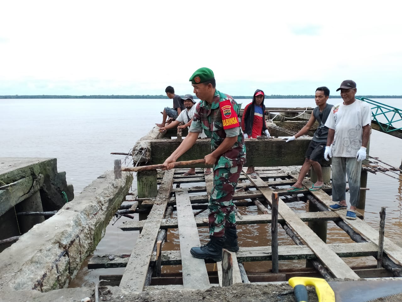 Timbulkan Rasa Peduli Terhadap Lingkungan, Babinsa Koramil 04/Kuindra Laksanakan Goro