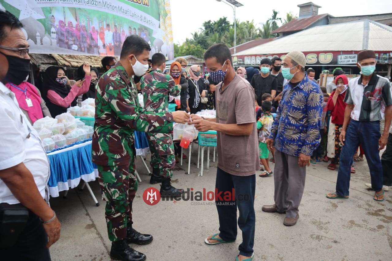 Dandim 0314/Inhil bersama Yayasan Vioni Bersaudara Laksanakan Pembagian Takjil di Desa Sungai Luar
