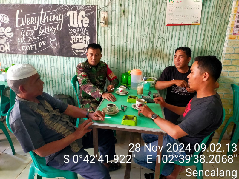 Babinsa Kopda Zakirman Rutin Lakukan Komsos Bersama Warga