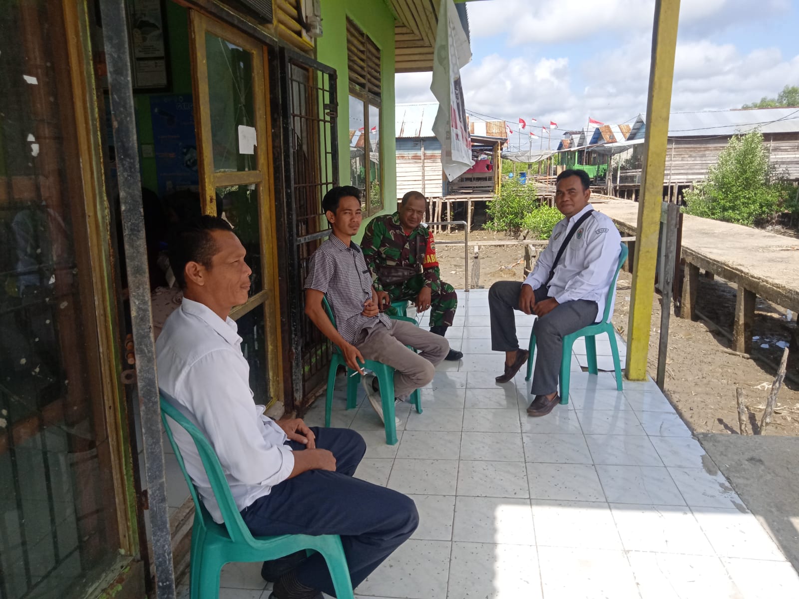 Babinsa Koramil 04/Kuindra Lakukan Komsos Bersama Warga Desa Panglima Raja