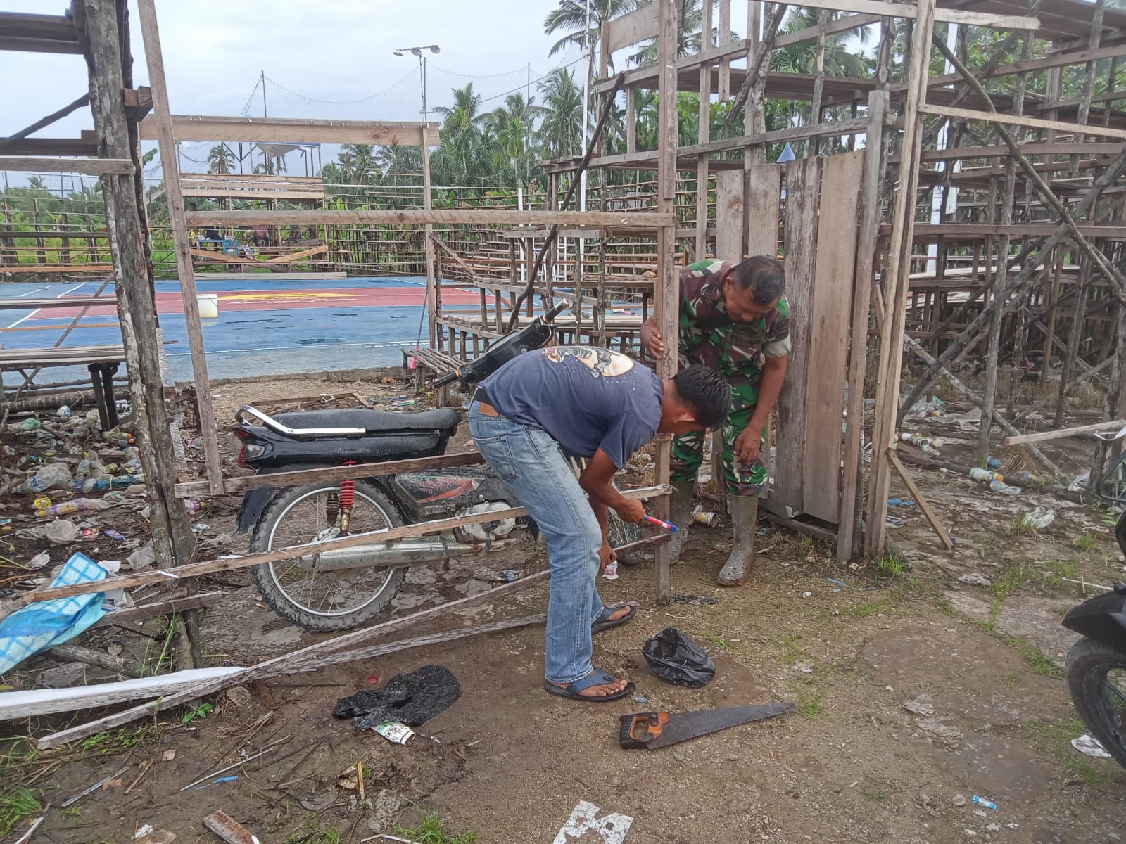 Babinsa Kota Baru Sebrida Lakukan Persiapan Turnamen Volly Ball