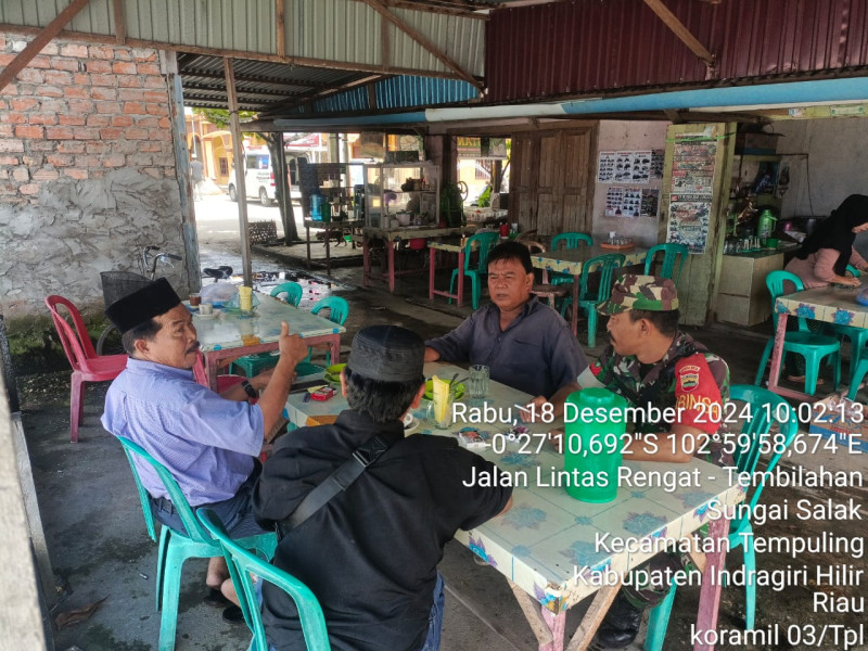 Babinsa Koramil 03/Tpl Laksanakan Komsos Dengan Pengelola Pasar Tradisional Sungai Salak