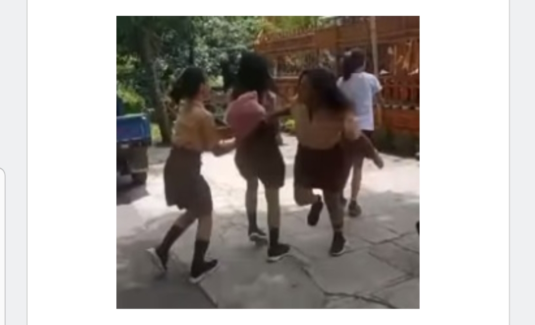 [Video] Viral, Seorang Siswi Dianiaya Hingga Ditendang Tiga Orang Temannya, Lihat Disini 