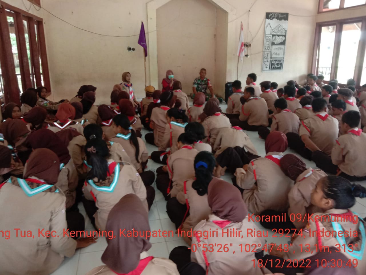 Babinsa Koramil 09/Kemuning Berikan Wawasan Materi Kepada Anak-anak Pramuka