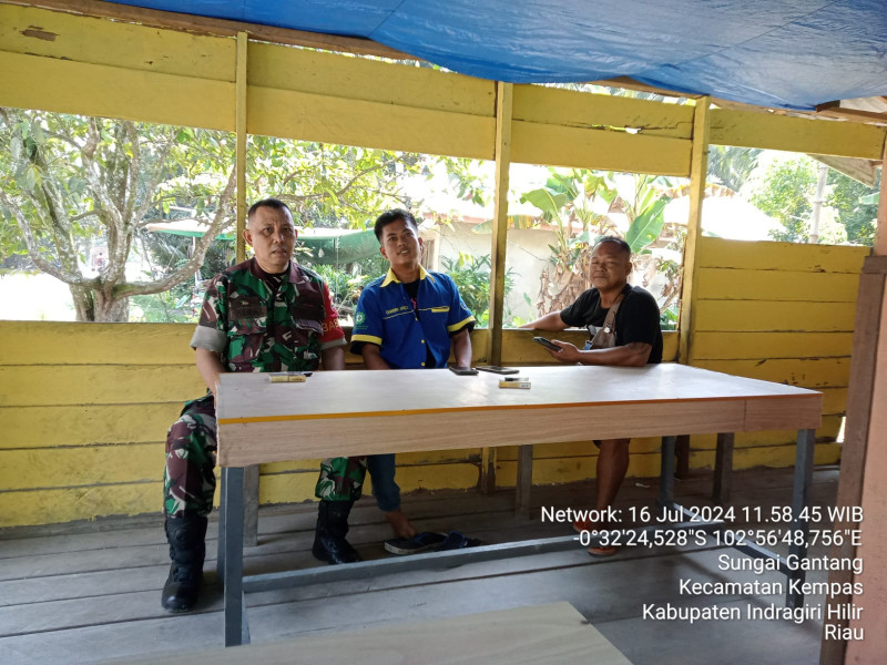 Laksanakan Komsos, Babinsa Koramil 03/Tpl Bahas Hal-Hal yang Dapat Membantu Kepentingan Warga di Wilayah Binaan