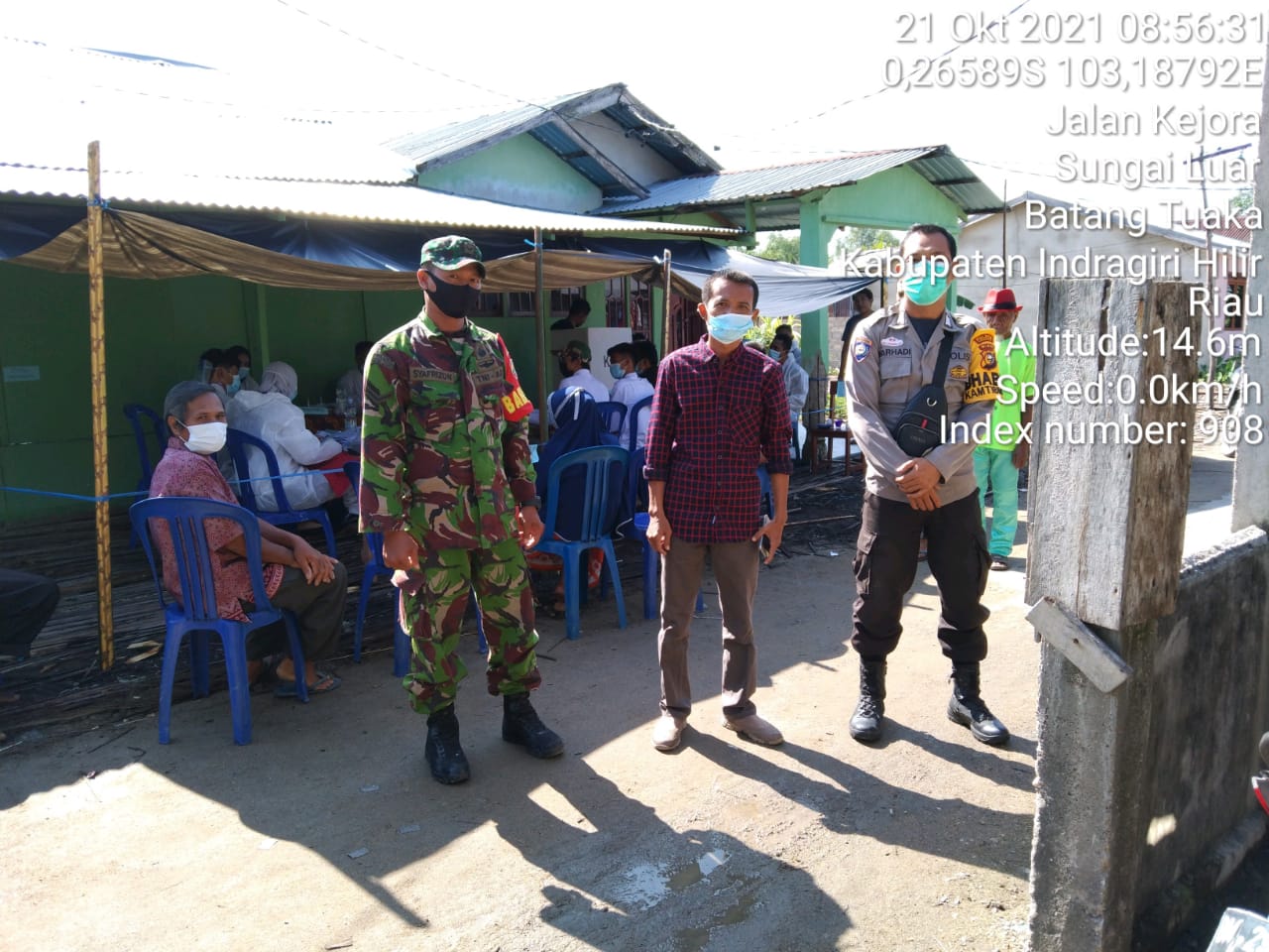 Babinsa Koramil 12/Batang Tuaka Bantu Pengawalan Pelaksanaan Coblos Pilkades