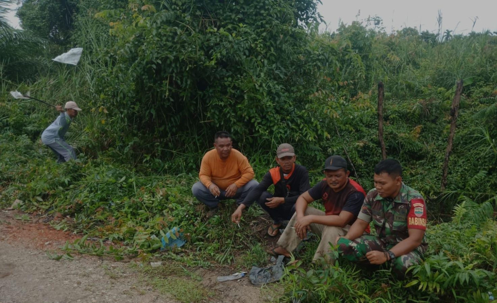 Komsos Dengan Warga, Babinsa Koramil 03/Tpl Ikut Goro Pembersihan Kiri Kanan Jalan