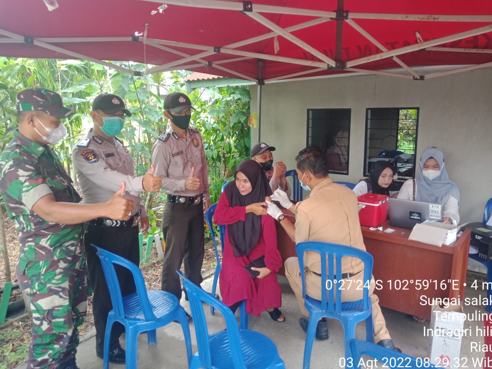 Babinsa 03/Tempuling Kopda Suriadi Dampingi Pelaksanaan Vaksin Booster di Wilayah