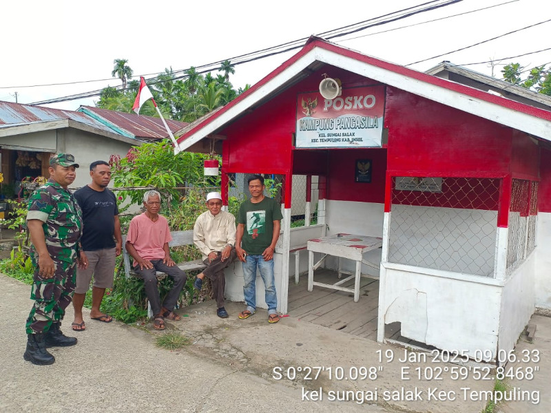 Bahas Kamling, Babinsa Koramil 03/Tpl Lakukan Komsos di Kampung Pancasila Sungai Salak