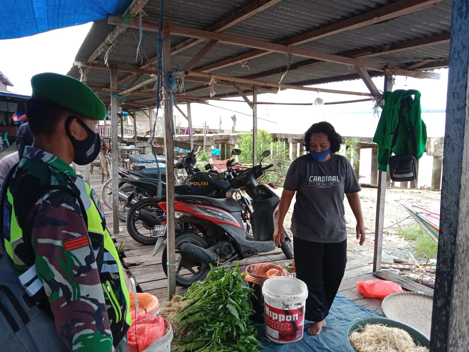 Berikan Edukasi Protkes ke Pedagang, Babinsa Koramil 04/Kuindra Lakukan dengan Persuasif