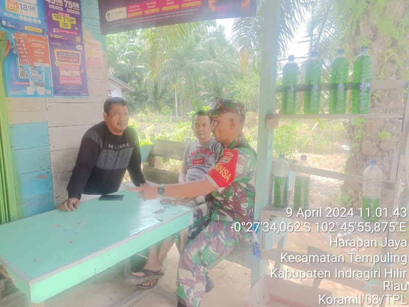 Babinsa Koramil 03/Tpl Komsos Bersama Mitra Karib dan Warganya, Upaya Jaga Stabilitas dan Kondusifitas Wilayah Desa