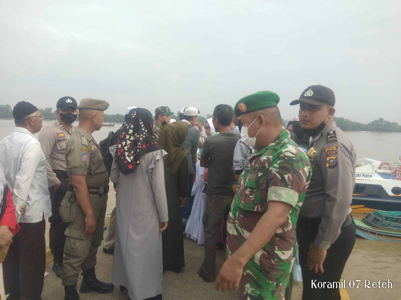 Babinsa Koramil 07/Reteh Lakukan Pengecekan Terhadap Penumpang Pelabuhan