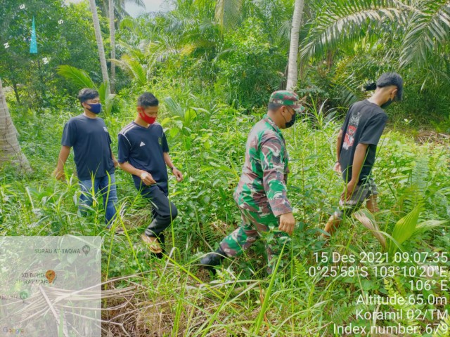 Keluar Masuk ke Kebun Warga, Babinsa 02/Tanah Merah Intensifkan Patroli dan Sosialisasi Karhutla