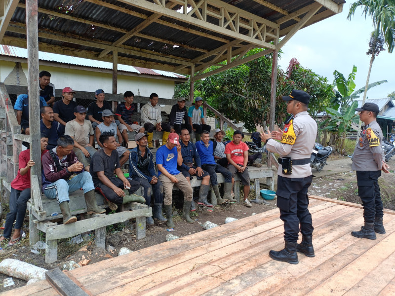 Kelilingi Kampung, Kapolsek Gas Sampaikan Pesan Kampanye Damai Dengan Humanis