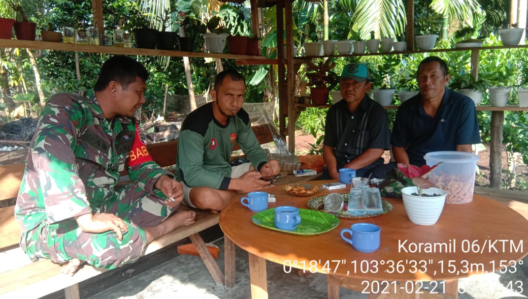 Babinsa Griya Mukti Jaya Ajak Warga Jaga Lahan dari Bahaya Karhutla