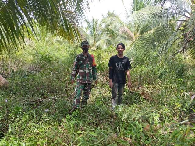 Masuk ke Kebun Warga, Babinsa 04/Kuindra Cegah Karhutla dengan Patroli