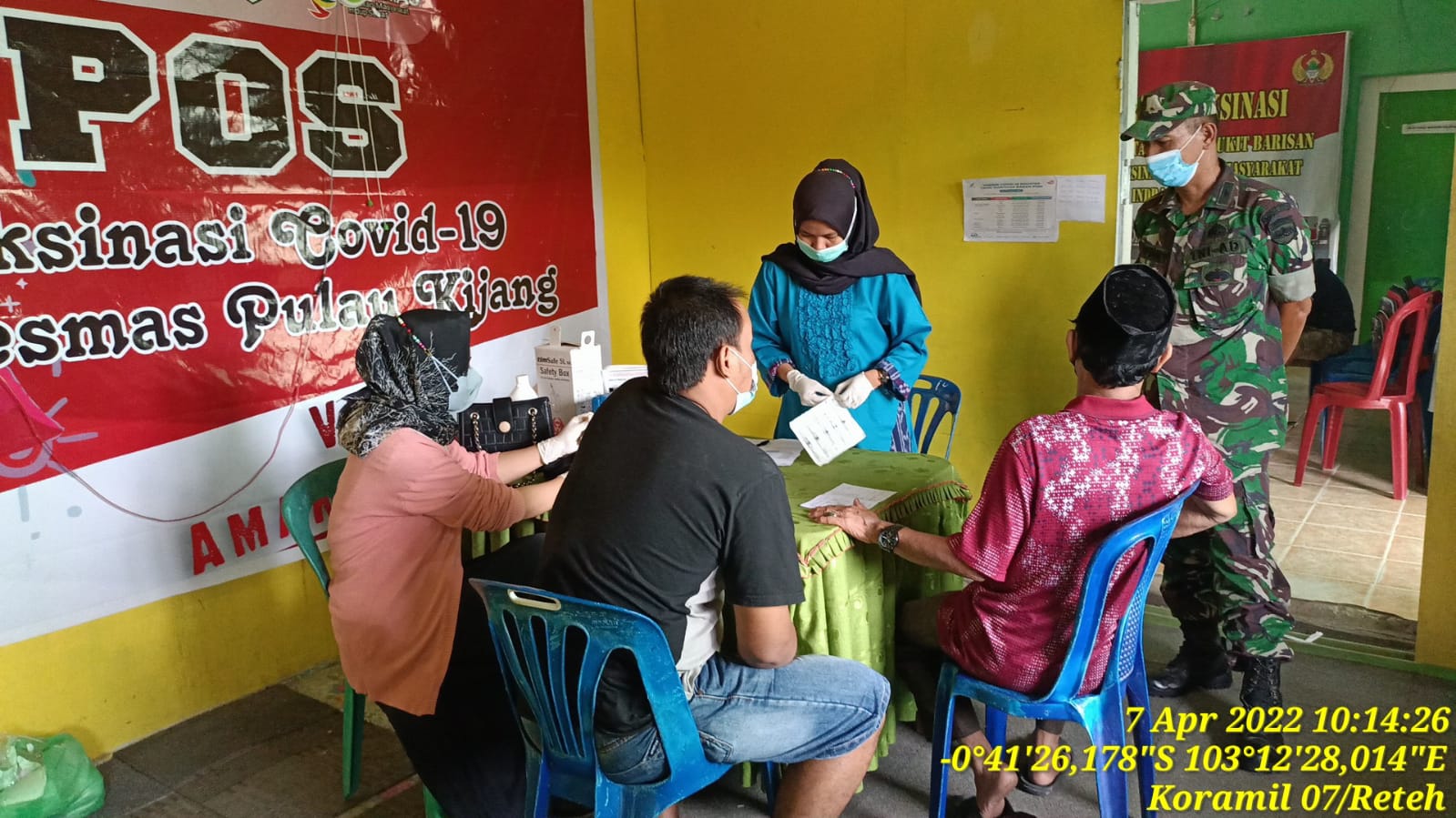 Babinsa Koramil 07/Reteh Lakukan Sosialisasi Proses Pelaksanaan Vaksinasi di Puskesmas Pulau Kijang