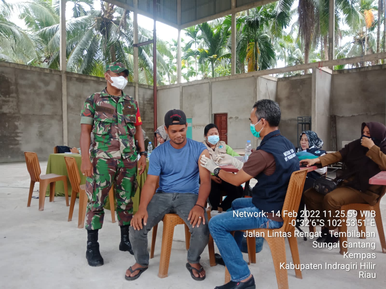 Babinsa 03/Tempuling Pantau Vaksinasi di Desa Sungai Gantang Kabupaten Inhil