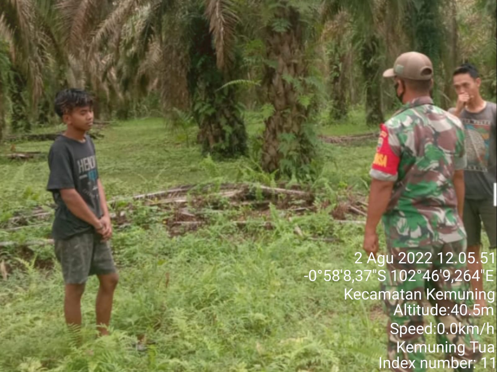 Babinsa Koramil 09/Kemuning Laksanakan Patroli Karhutla dan Sosialisasi Pencegahan