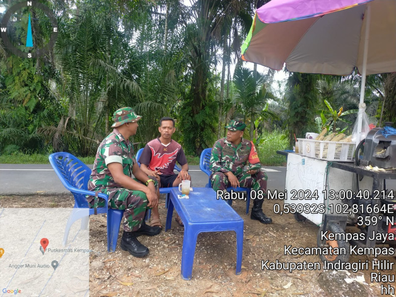 Babinsa Koramil 03/Tpl Sambangi Warga Yang Sedang Bincang Santai di Selah-selah Aktivitas Sehari-hari