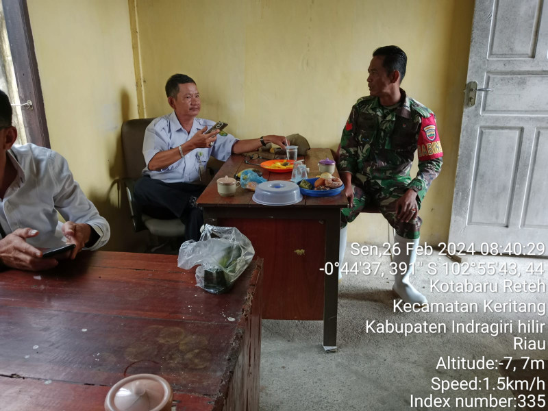 Cegah Banjir, Babinsa Koramil 09/Kmg Giat Lakukan Sosialisasi Kebersihan di Seputaran Rumah