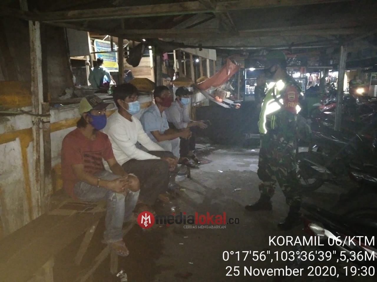 Babinsa Koramil 06/Kateman Sosialisasikan Protkes di Pasar Sungai Guntung