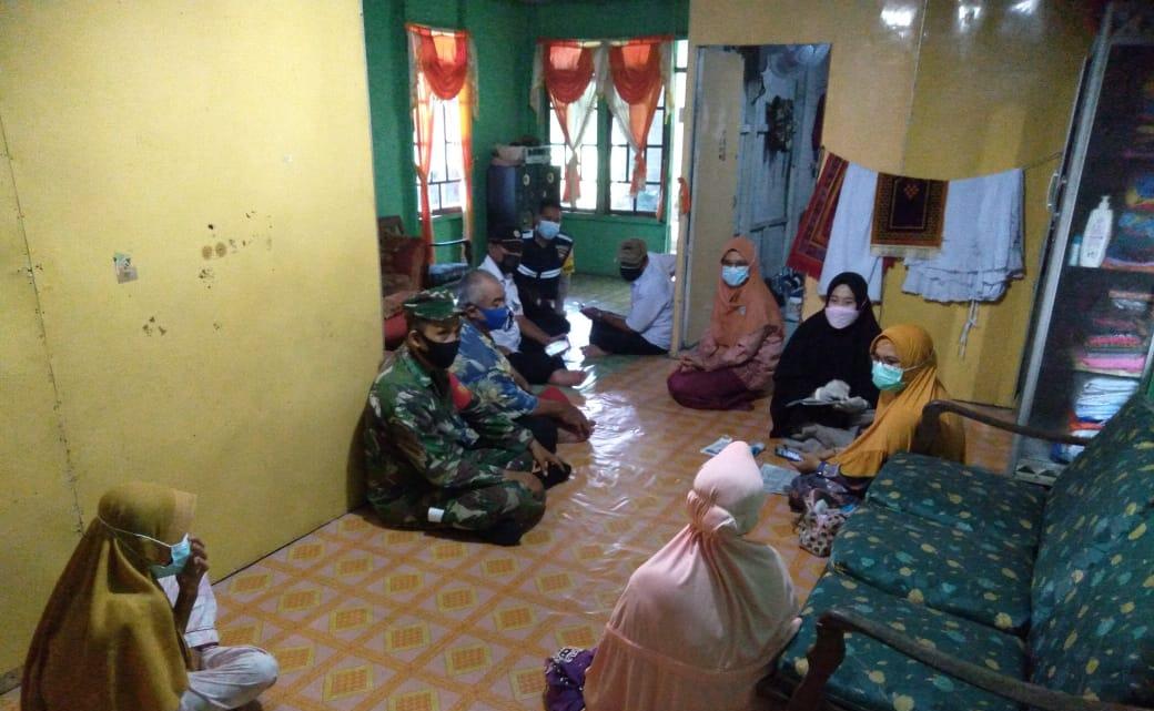 Babinsa 03/Tempuling Sambangi Rumah Warga Sosialisasikan Adaptasi Kebiasaan Baru
