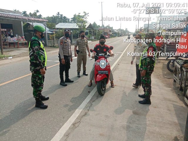 Protokol Kesehatab Terus Ditegakan Oleh Babinsa 03/Tempuling Dan Gugus Tugas di Jalan Raya