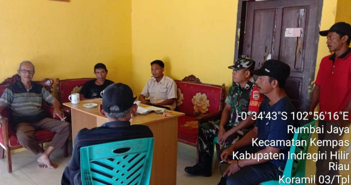 Babinsa 03/Tpl Sertu Mardia Komsos Bersama Perangkat Desa dan Warga Desa Binaan
