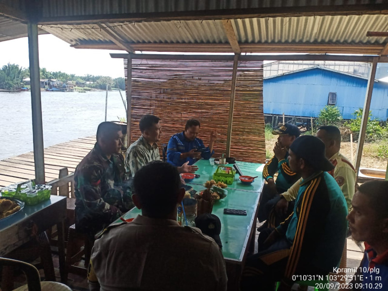 Babinsa Koramil 10/Pelangiran Ajak Masyarakat Untuk Membuat Pos Ronda di Lingkungan Setempat