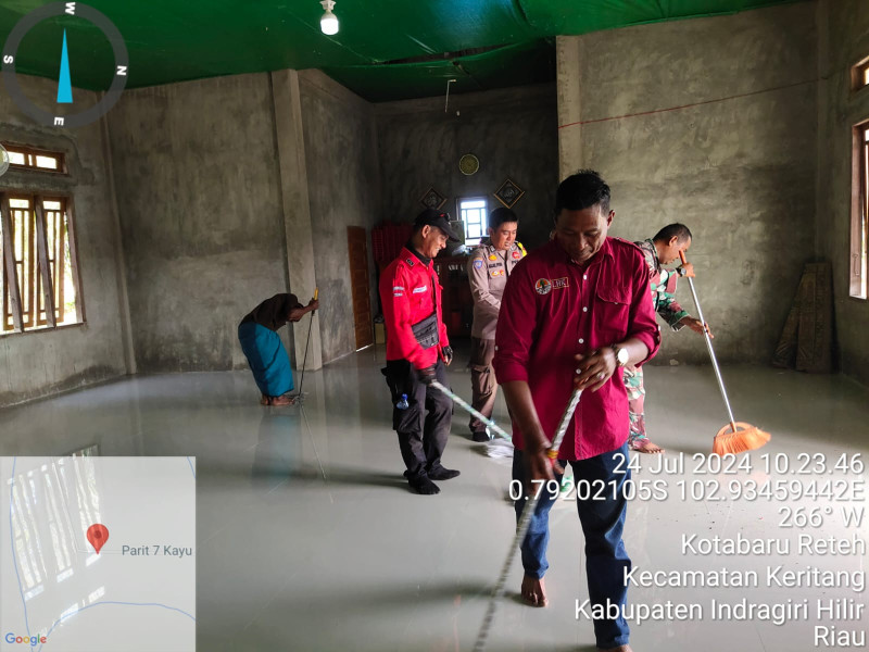 Ciptakan Kebersihan, Babinsa Peltu Doni Akmal Goro Dalam Pembersihan Tempat Ibadah