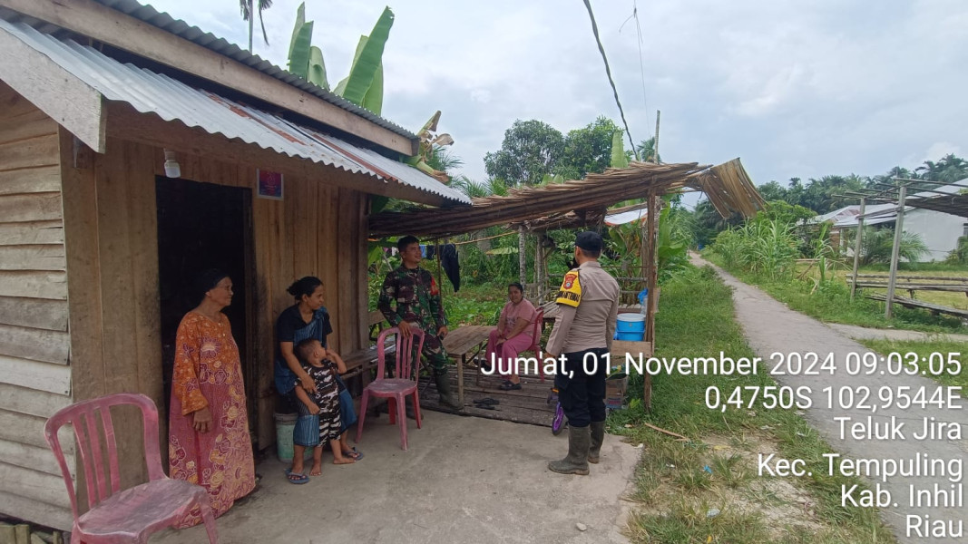 Sinergitas Babinsa 03/Tpl Bersama Bhabinkamtibmas Polsek Tempuling Sambangi Warga Wujudkan Pilkada Damai