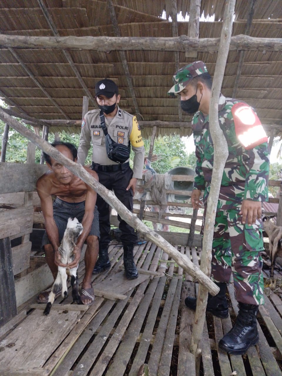 Babinsa Koramil 04/Kuindra Bersama Bhabinkamtibmas Lakukan Pengecekan Hewan Ternak