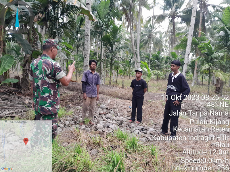 Bersama Masyarakat, Pelda Nofiandi Patroli Karlahut Guna Cegah Kebakaran Lahan dan Hutan