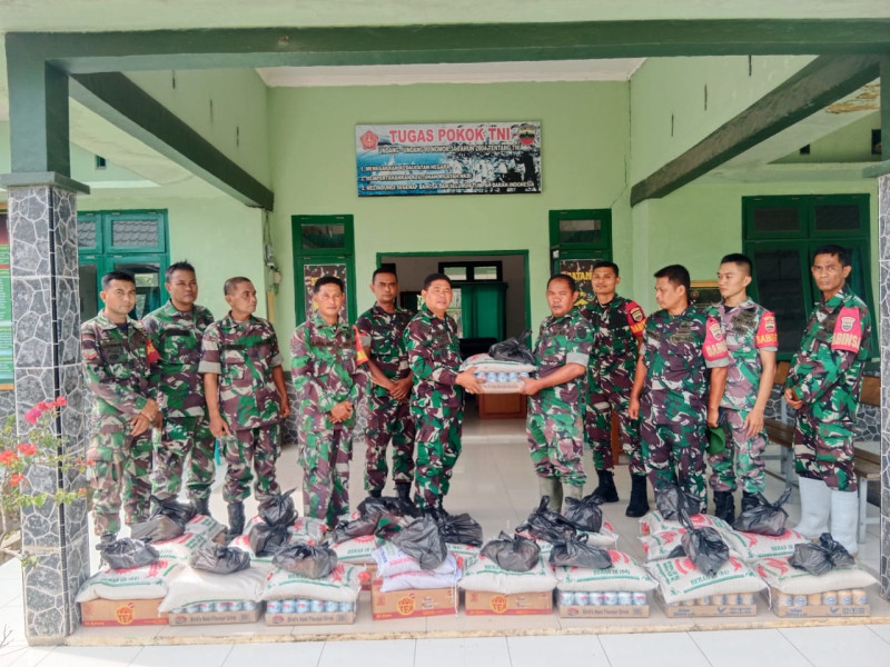 Menjelang Hari Raya Idul Fitri, Danramil 09/Kemuning Berikan Bingkisan Kepada Para Anggota Koramil