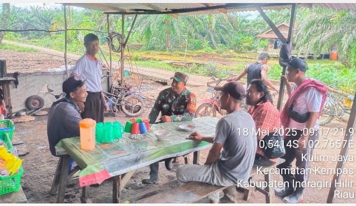 Babinsa Koramil 03/Tpl Kopda Jalaluddin Ajak Masyarakat Menjaga Kebersihan dan Keamanan Desa
