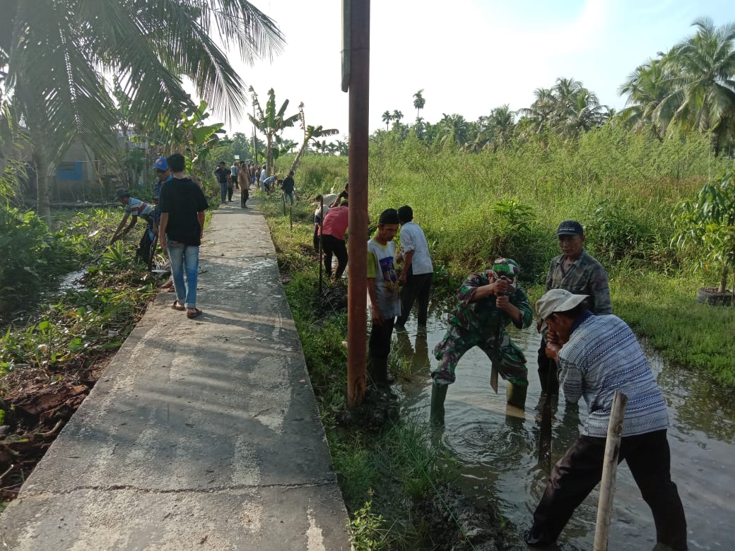Babinsa Koramil 03/Tempuling bersama warga gotong royong bersihkan parit