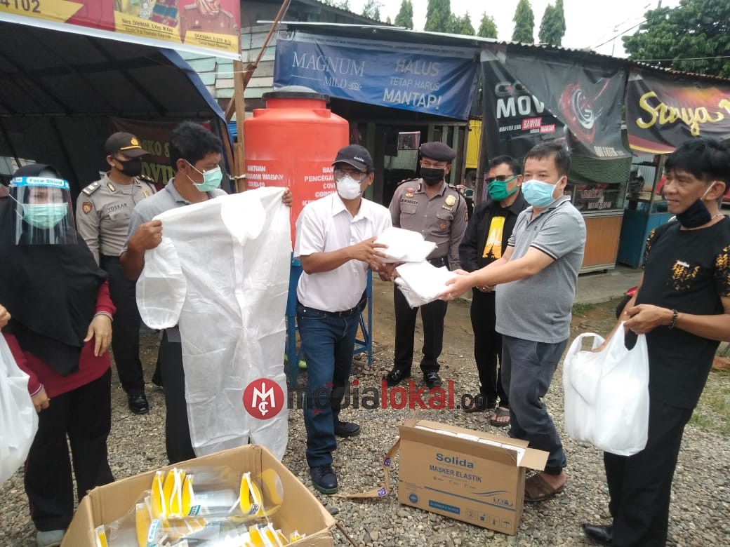 BKM Grup Bantu Baju APD dan Masker Medis untuk Posko Covid-19 Perbatasan Riau-Sumut