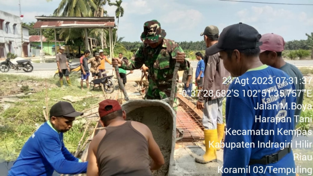 Babinsa 03/Tpl Sertu Maihasan Gotong Royong Bantu Warga Bangun Jembatan
