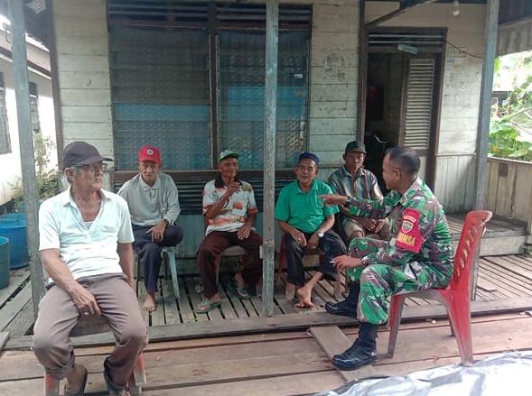 Babinsa Komsos Dengan Ketua RT 004 Menghimbau Warga Melaksanakan Gotong Royong di Kampung Pancasila 