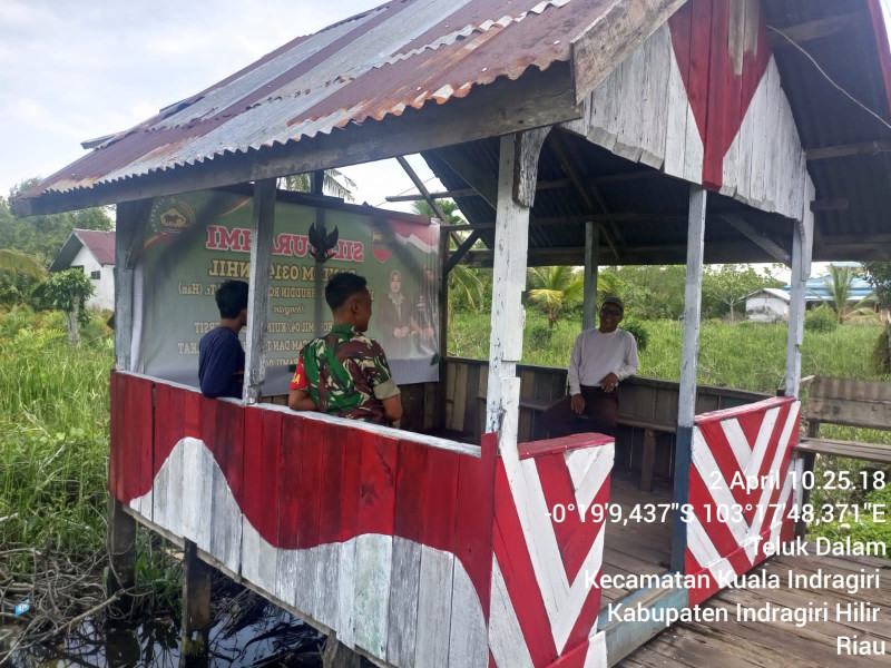 Pratu Fery Ratnayasa Babinsa Desa Teluk Dalam Melaksanakan Komsos Dengan Warga Kampung Pancasila